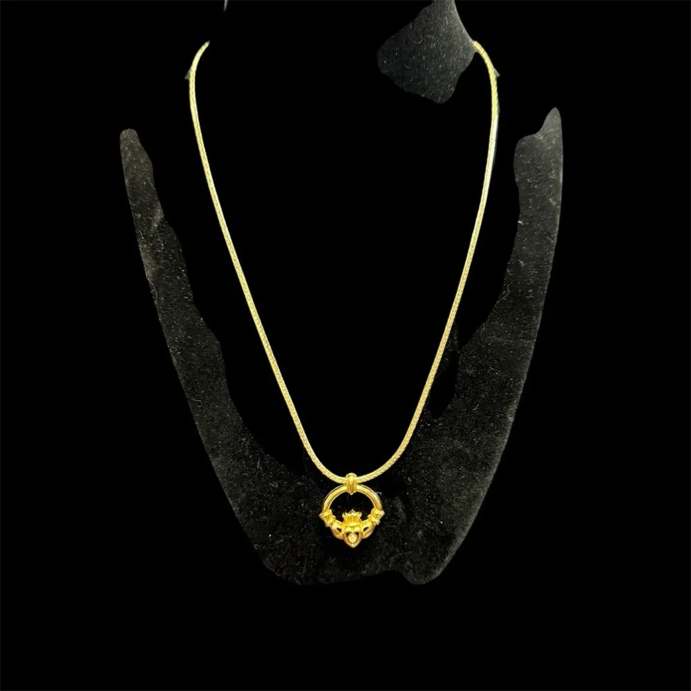 Avon Claddaugh  Goldtone Necklace NIB vintage 1992